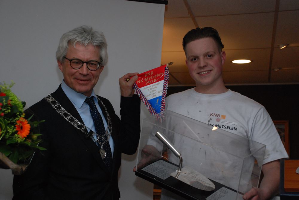Kevin ontving de Zilveren Troffel uit handen van burgemeester van Leeuwarden, Ferd Crone.