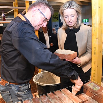 minister ollongren legt steen.JPG