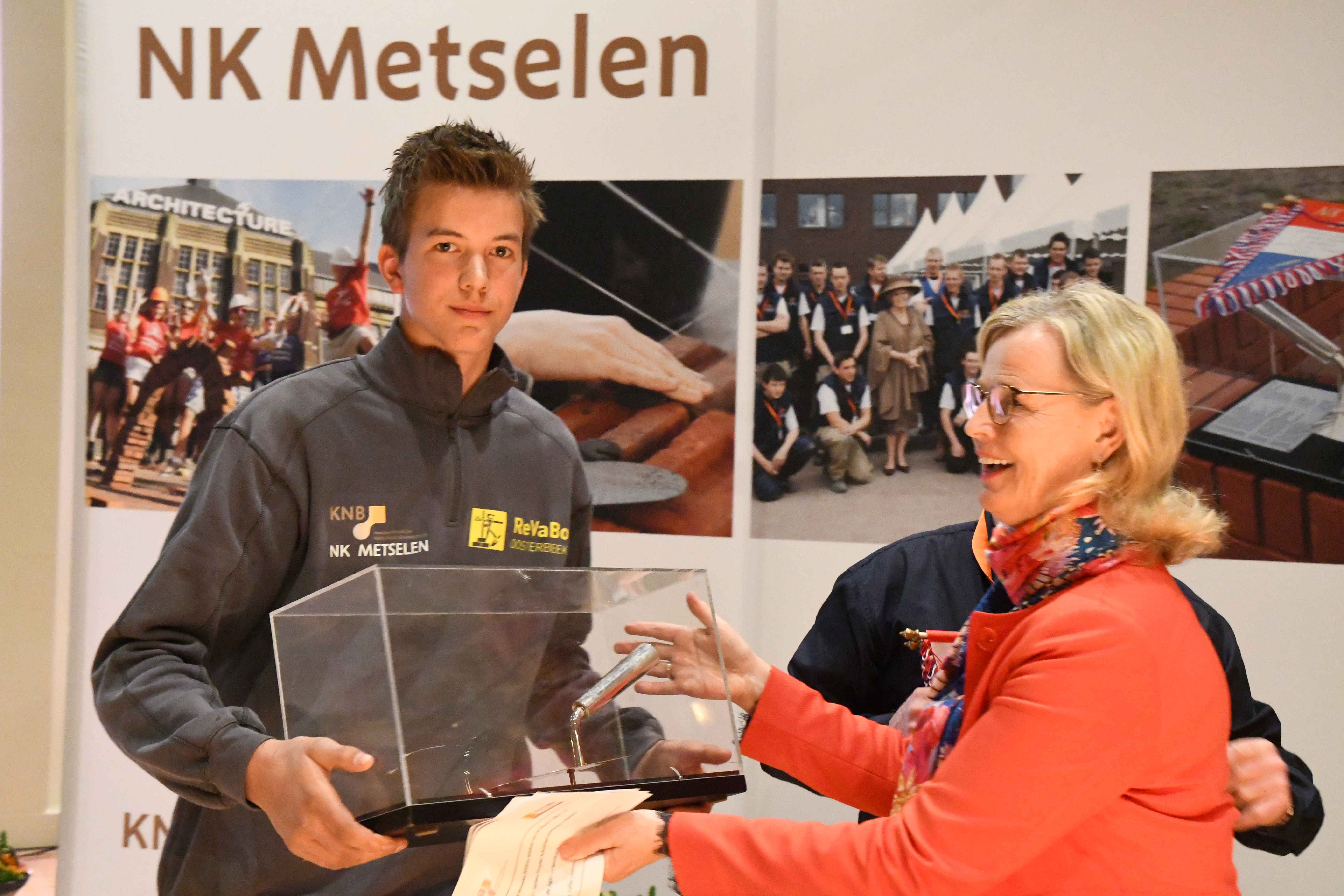CDA-Europarlementarier Annie Schreijer-Pierik overhandigt de Zilveren Troffel aan de metselkampioen Stefan de Jager uit Barneveld.