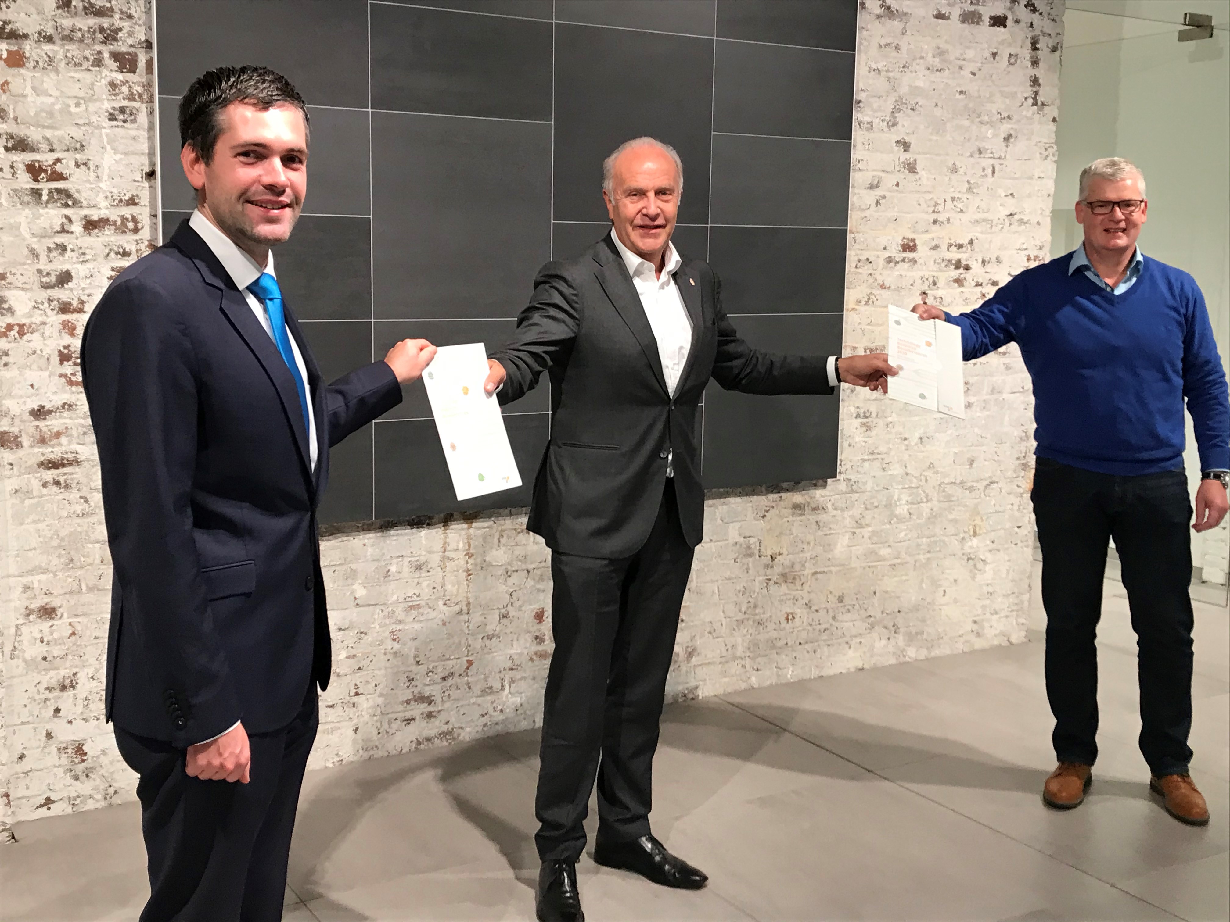 Overhandiging Technology Roadmap Bouwkeramiek 2030 J. vd Akker (l) R. Burlet (m) W. Stas (r)