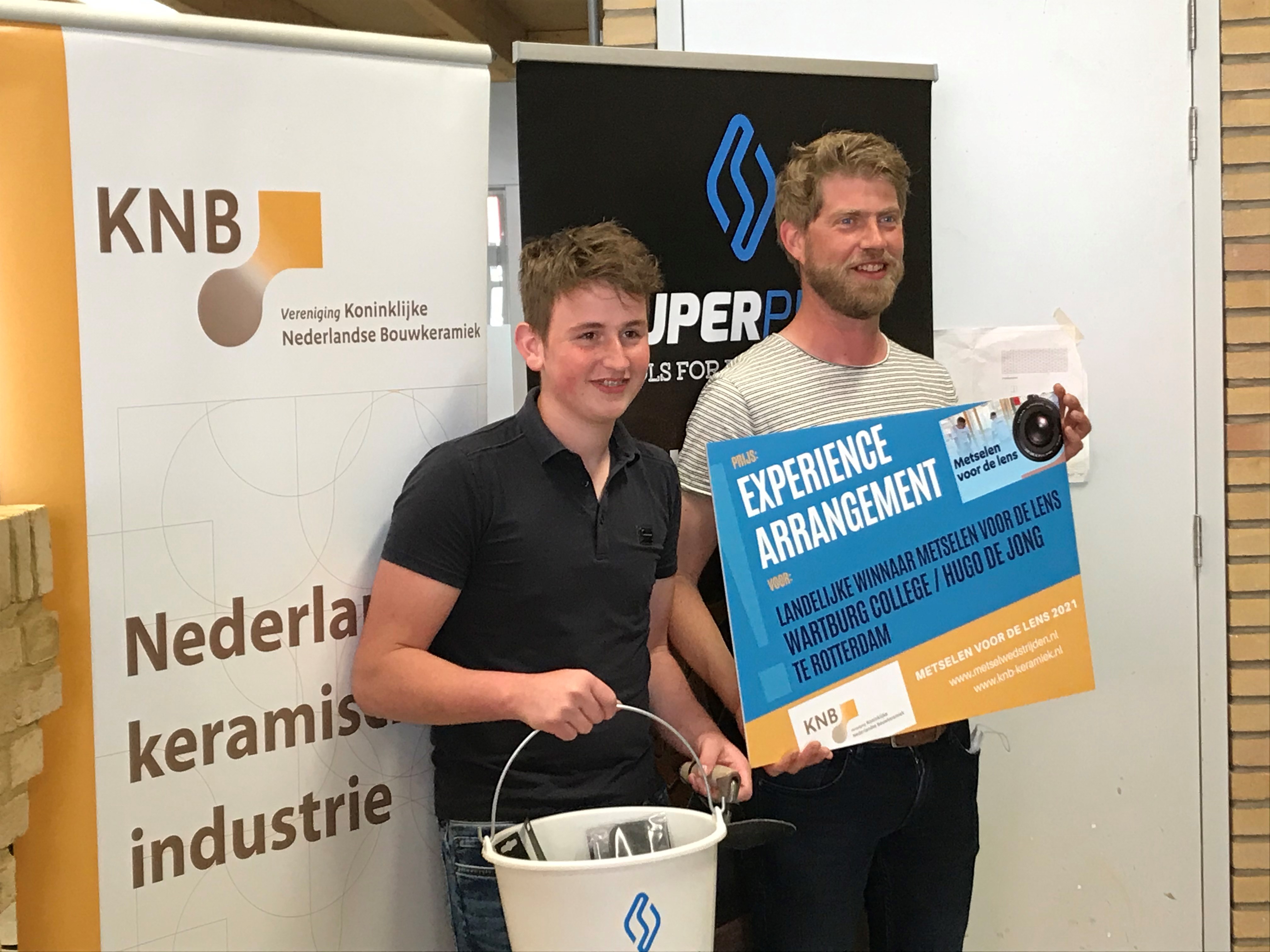 Metselleerling Hugo de Jong (l) en docent Eelco Versluis (r)