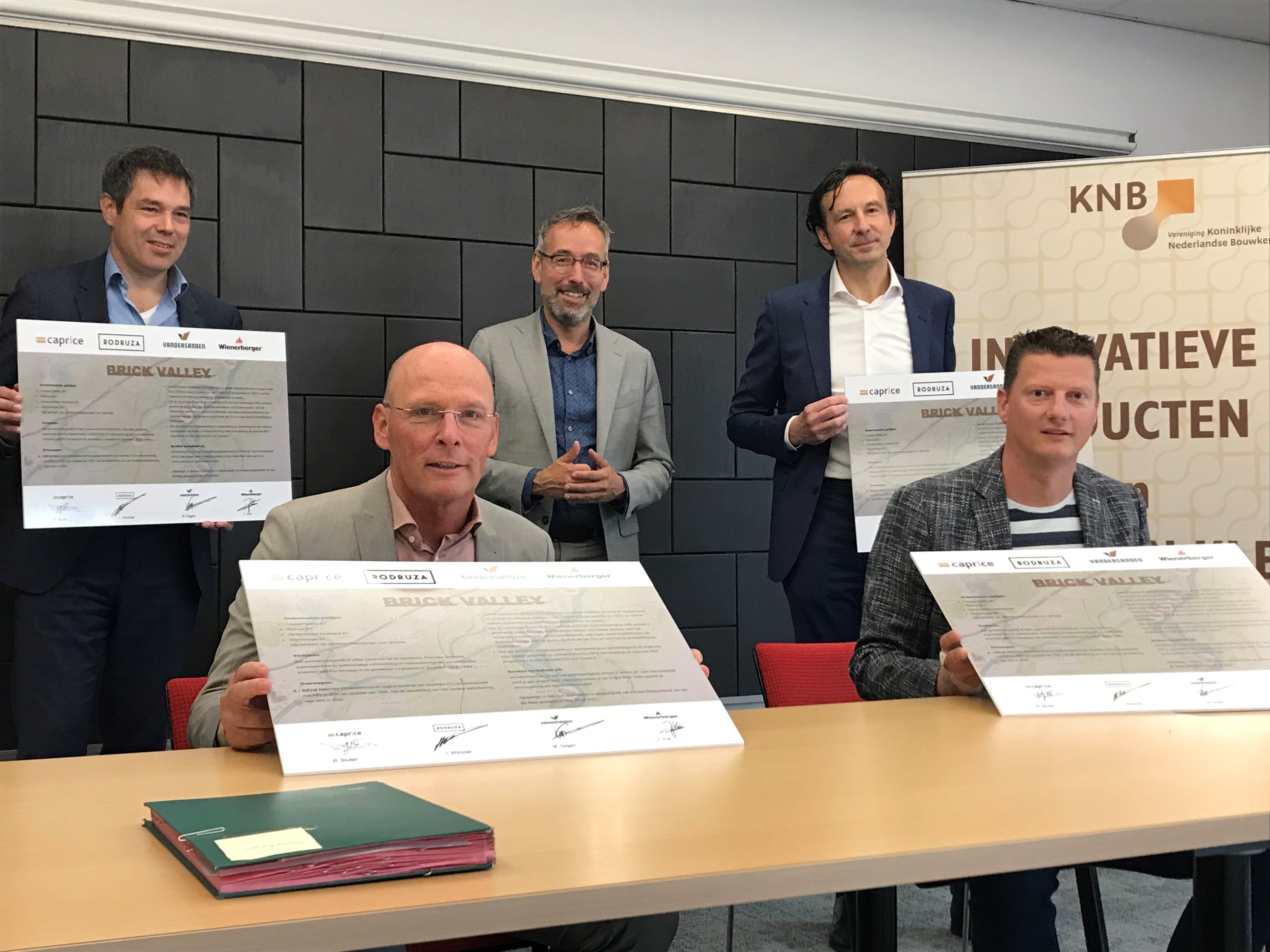 Ondertekening gezamenlijke intentieverklaring voor ‘Brick Valley’ op 16 juli 2021. Van links naar rechts Jasper Vos, Michel Degen, Jan van der Meer, Ivo Würzner en Rudi Sluiter.