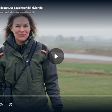 Boswachter Marieke kijkt hoe natuur baat heeft bij rivierklei.png (3)