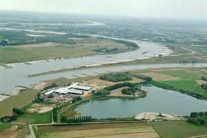 Fabriek in rivierengebied